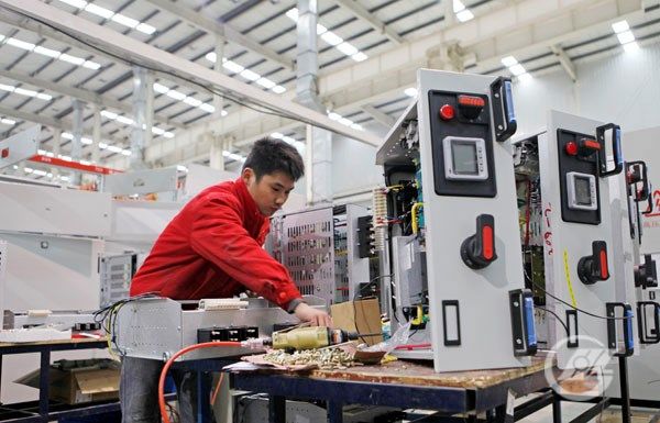 盛隆電氣技術人員正在操作現代化電氣設備。宋榮成 攝.JPG.jpg 盛隆電氣技術人員正在操作現代化電氣設備。宋榮成 攝.JPG.jpg